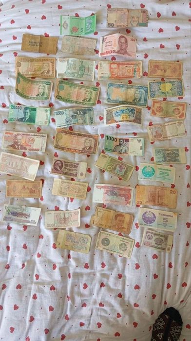 Eski pullar bor sotiladigan 100 000 so'mdan