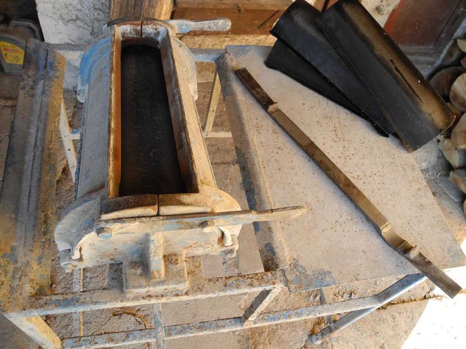 Dispozitiv (Masă) de confecționat țigle și coame din mortar de ciment.