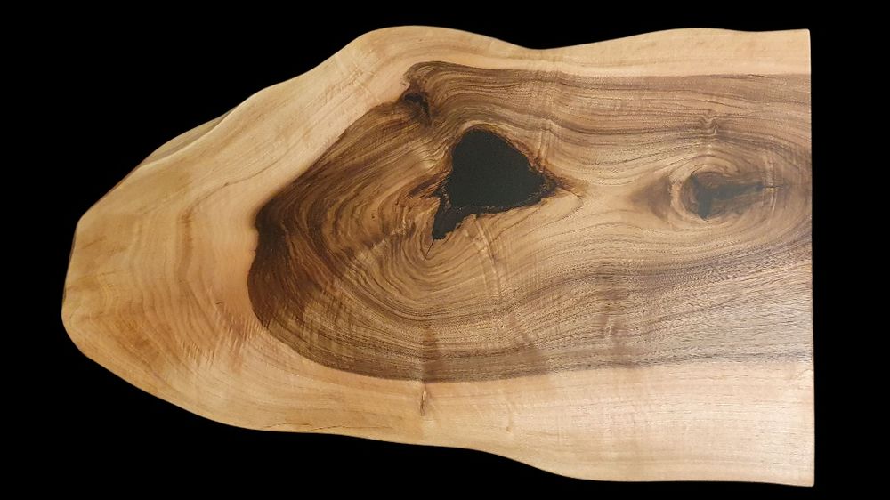 Масa за кафе. Масив орех с черна епоксидна смола.