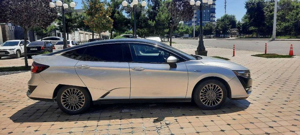 2019-йилда ишлаб чиқарилган honda hybrid русумли машинамни сотаман