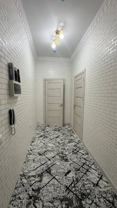 Квартира сотилади янгихает тумани 16 этажка 1- этаж 2 хонали 60 кв