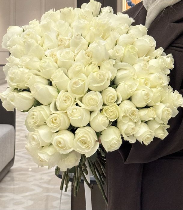 Цветы 101 роза беллый багасы 25000