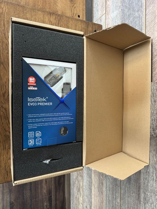 Чисто нов захранващ филтър IsoTek EVO3 Corvus + кабел Premier (9 гнезда)