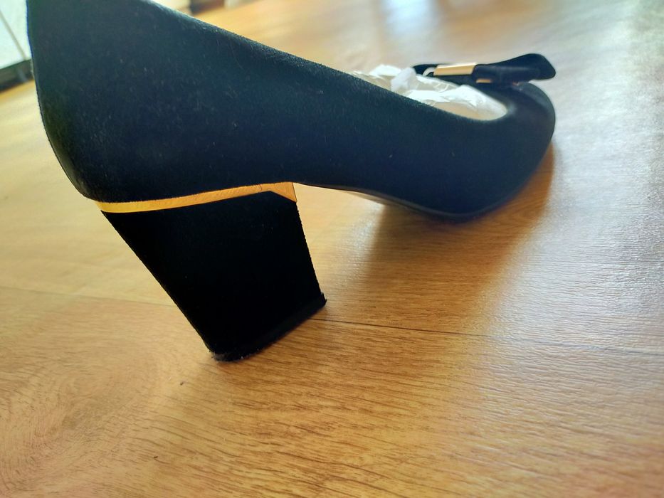 Продам замшевые туфли