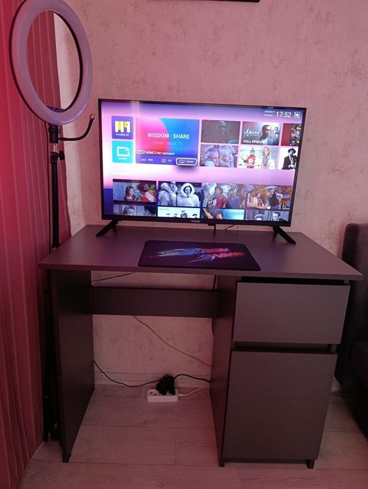 Продам телевизор (стол в подарок)