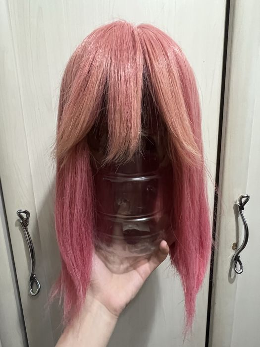 Розовый парик до плеча
