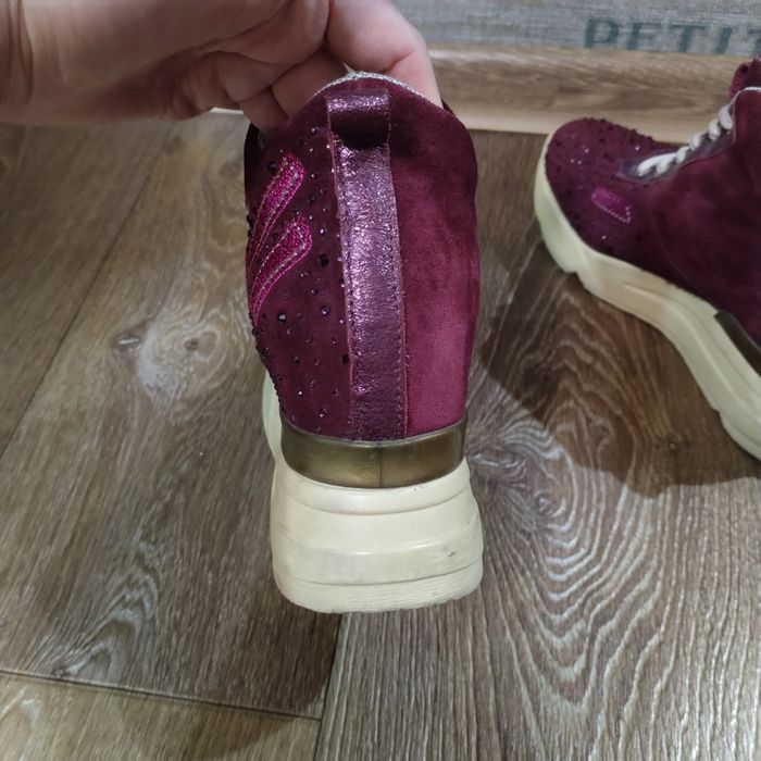 Кроссовки замшевые