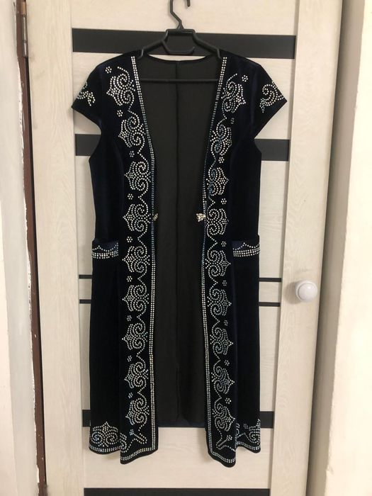 Арзан бағада киімдер сатылады.