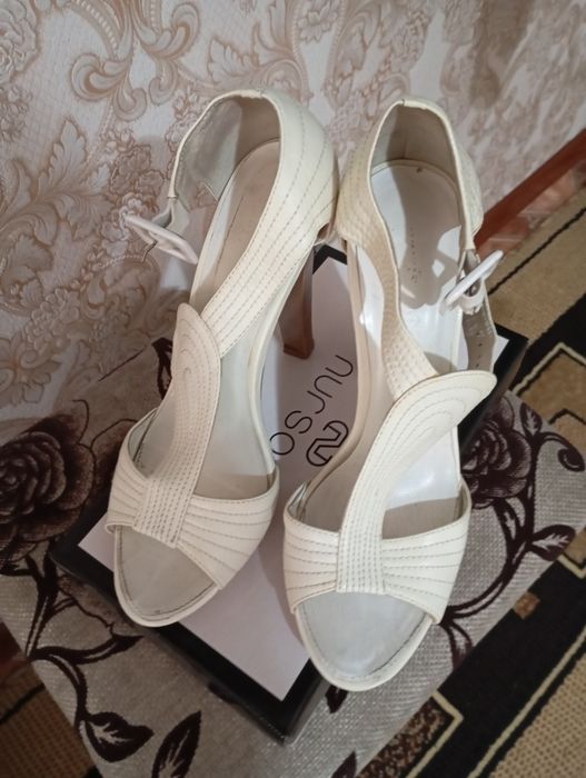 Босоножки почти новые