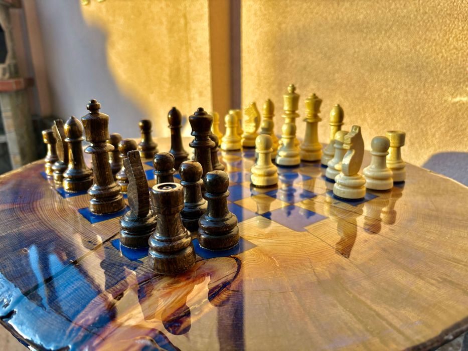 Шах маса от масив с епоксидна смола и големи фигури