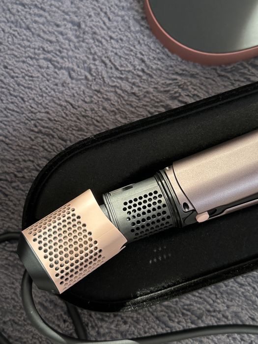 Dyson airstrait- folosita doar de cateva ori, stare excelenta.