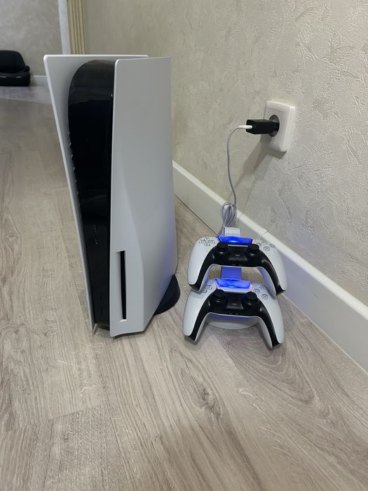 PS5 + 2 джойстика + аксессуары