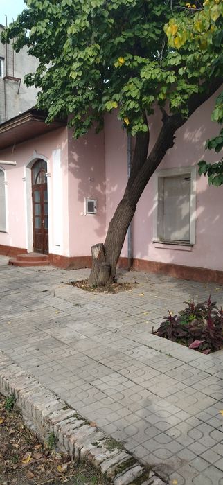 Лутфий! ВДОЛЬ ДОРОГИ.Срочно продаётся дом.