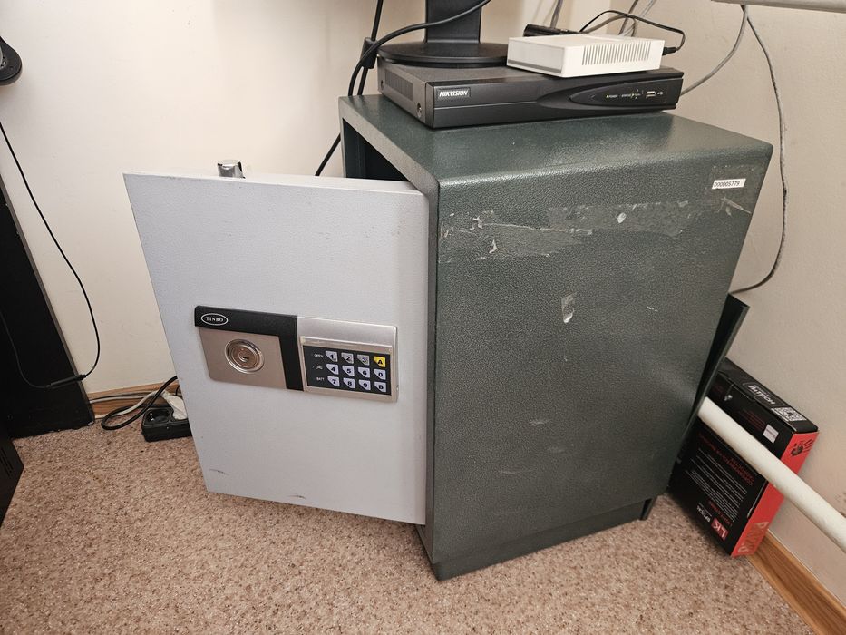 Сейф металлический