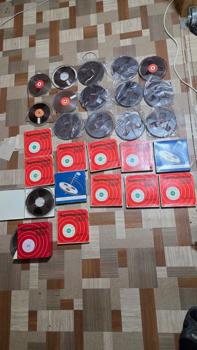 Vand un lot de benzi de magnetofon