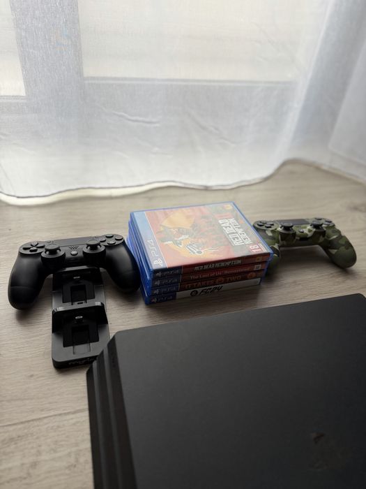 PlayStation 4 Pro + 4 jocuri + 2 manete + stație de încărcare