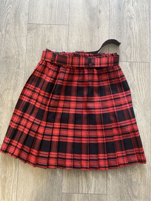 Червена пола с черни детайли и колан