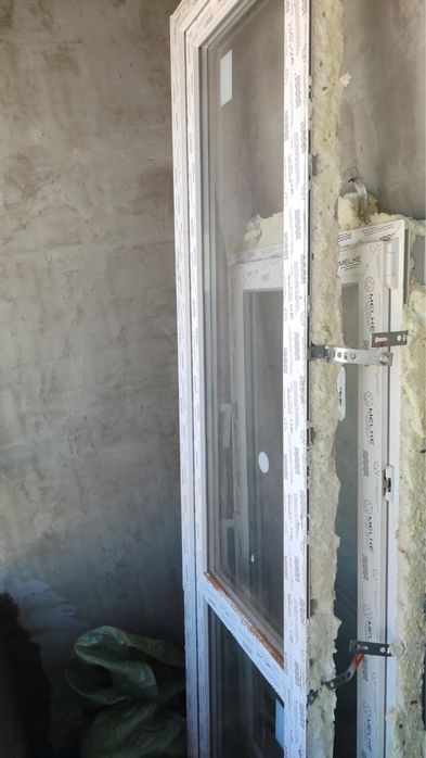 Пластиковую дверь и окно