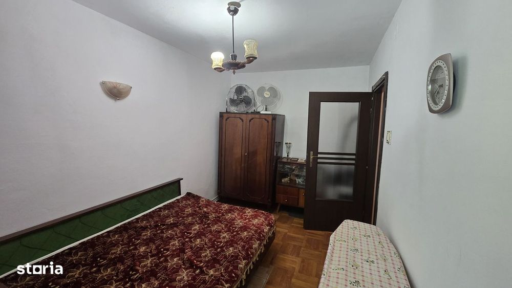 Vand apartament cu 4 camere zona centrala