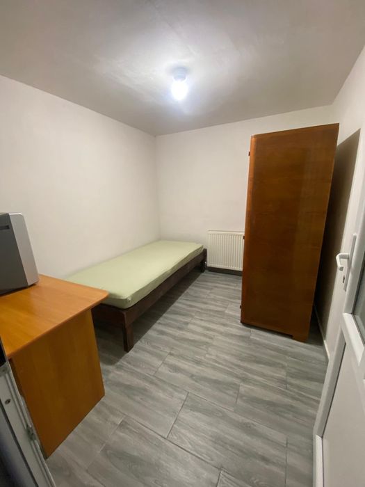 Inchiriez o camera la casa