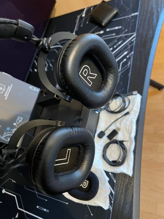 Se vând Logitech PRO X 2 Lightspeed Wireless Black în stare perfectă cu toate accesoriile extrem de puțin după cum se vede și pe ele .
Căștile vin îns