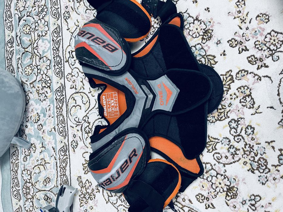 Продам хокейную форму 10-13 лет