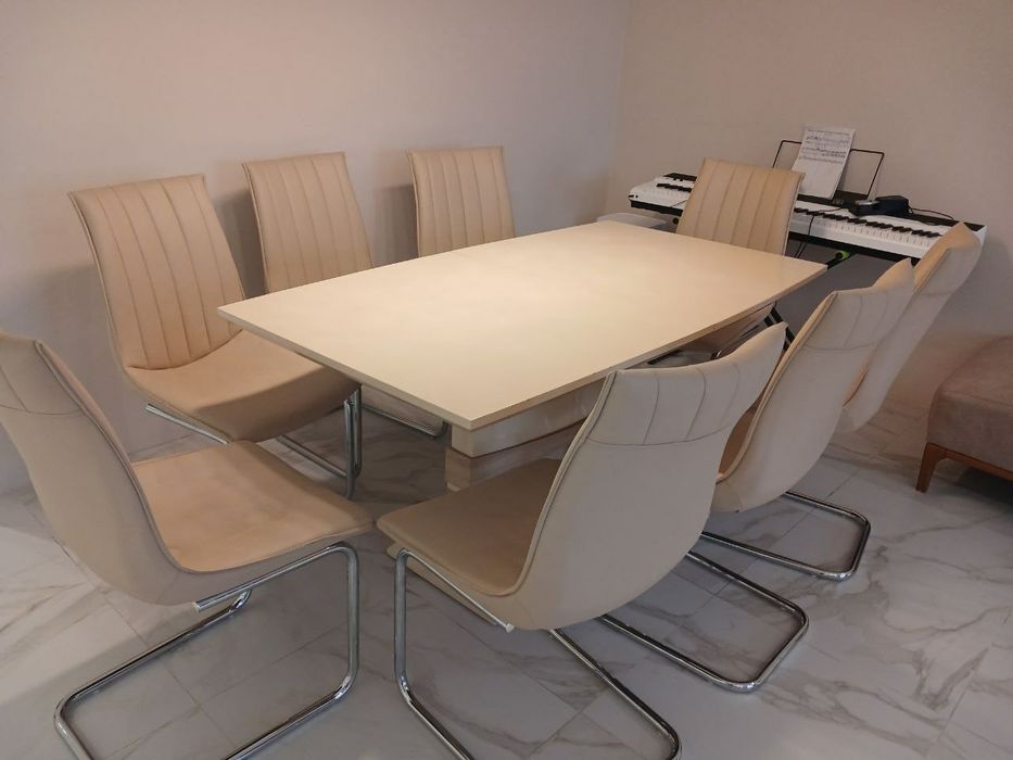 Стол со стульями для гостиной