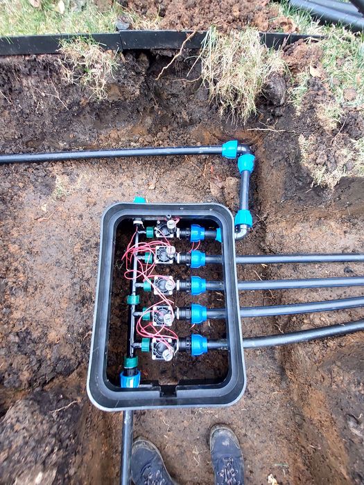 Ofer servicii de întreținere și amenajări grădini.