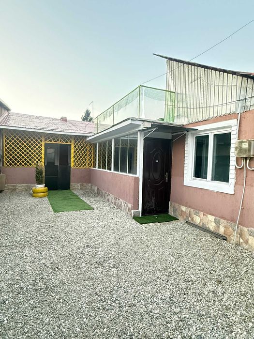 Casă individuală cu garaj și curte în Sector 5