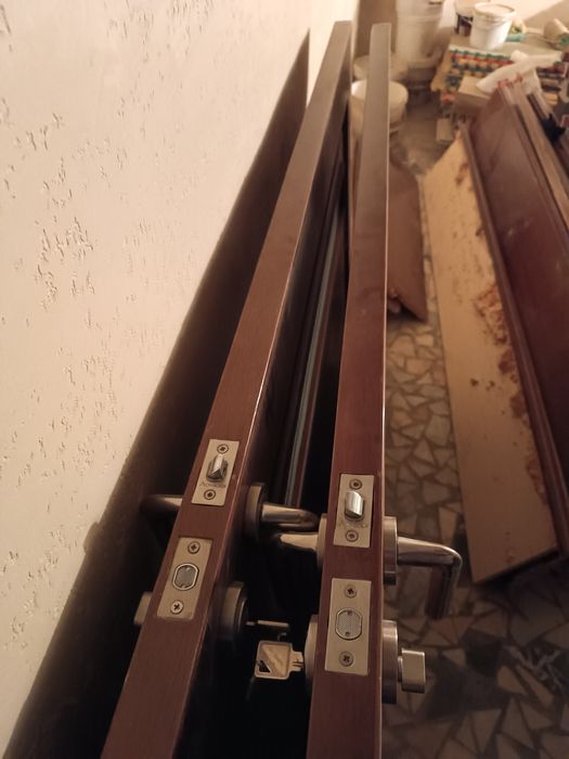 Emdef eshik yechvolingan akuratniy.