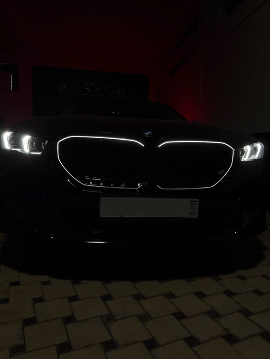 Продается оригинальная решётка BMW G60 / i5