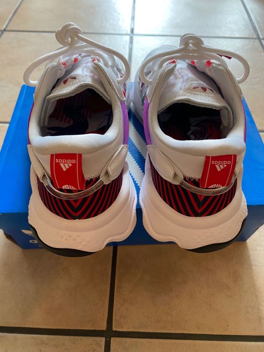 Продавам страхотни дамски маратонки Adidas Ozweego