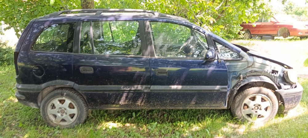 Продавам Opel Zafira 1.8 с газ на части.