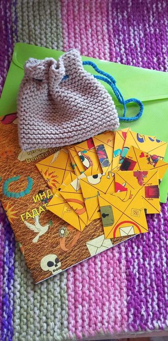 Индийски карти за гледане с книга с указания за тяхното използване