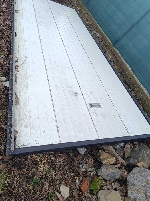 Плътна дворна врата