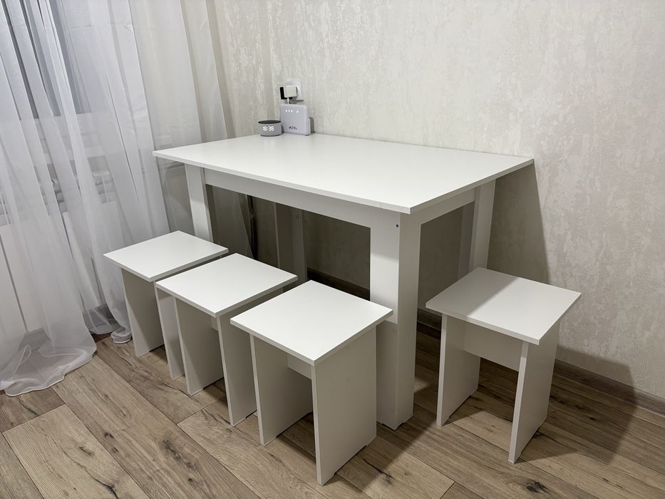 Продам кухонный стол и стулья