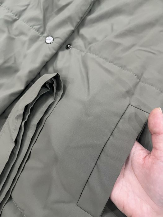 Длинный пуховик цвета хаки