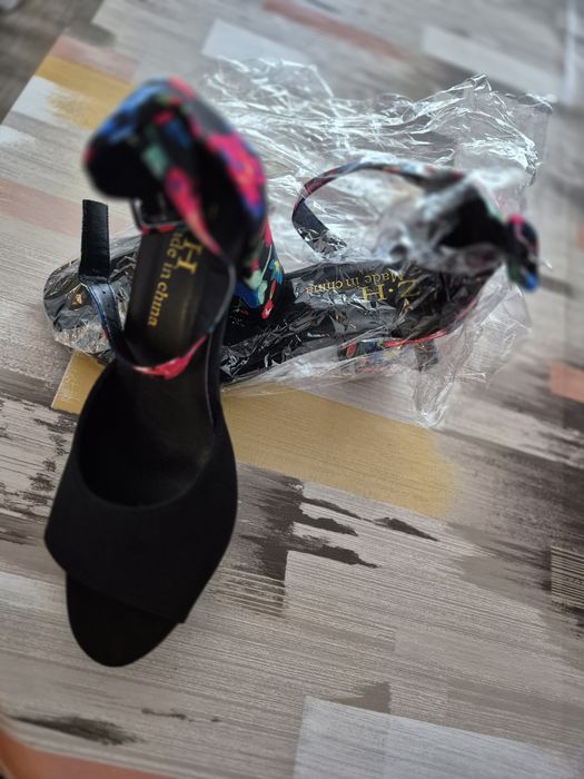 Два чифта сандали с ток