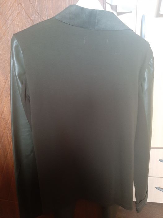 Дамско кожено яке. Маслено-зелено на цвят