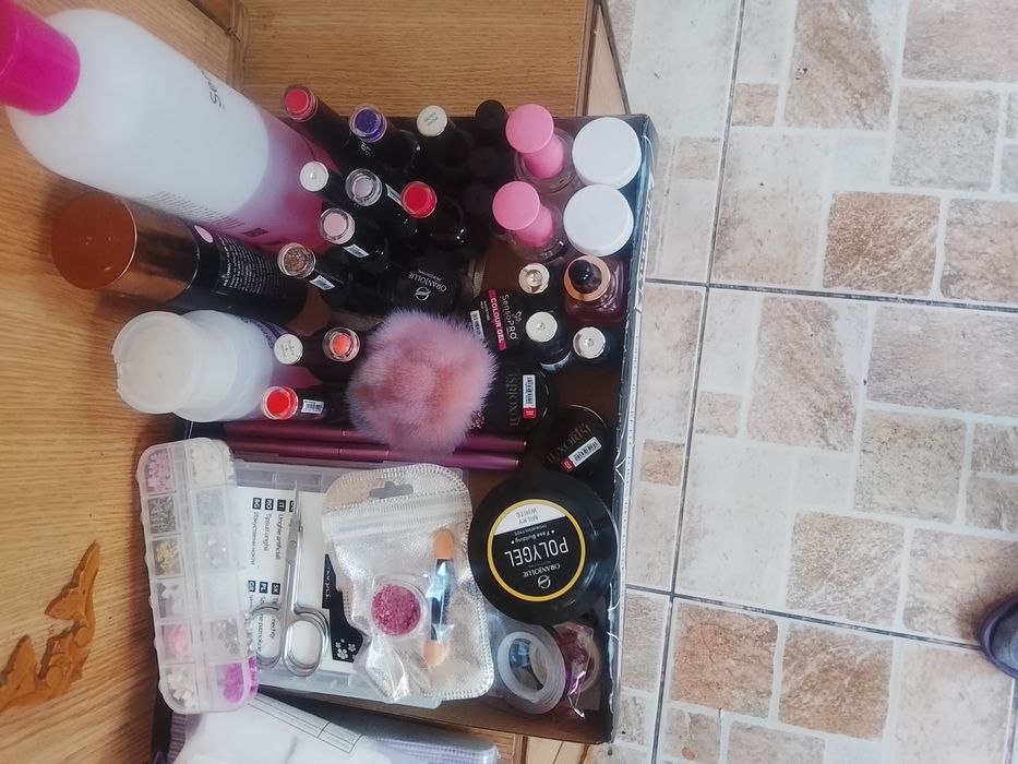 Vând produse de unghii