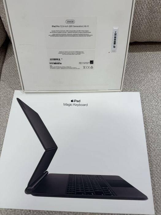 iPad Pro 12.9 (6th Gen M2) 256 GB + Magic keyboard