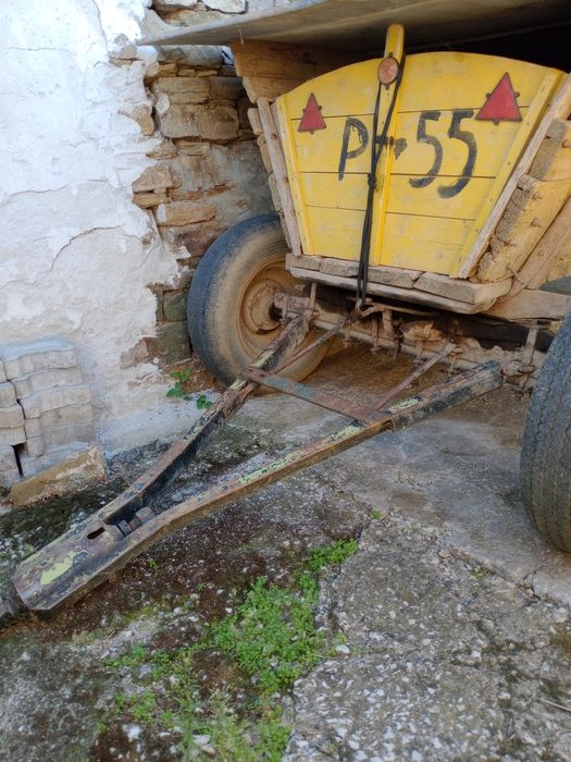 Продавам каруца с теглич за трактор .