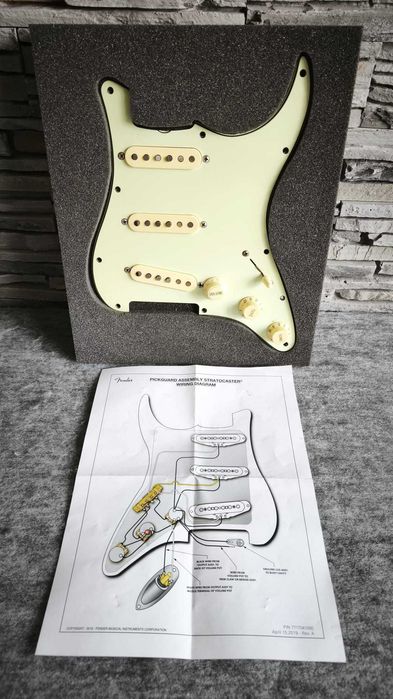 Fender Vintera ’60s Modified Stratocaster Loaded Pickguard – Hot ’60s Pickups – S-1 Switching – Original Fender