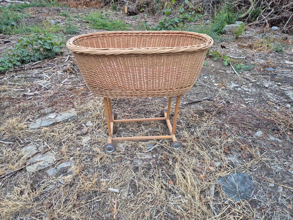 Дървена бебешка кошарка от 1935 г.