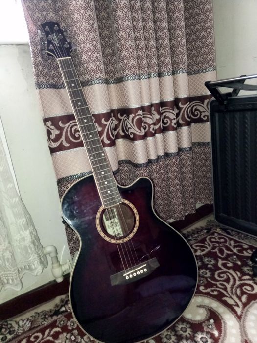 Gitara srochna sotiladi