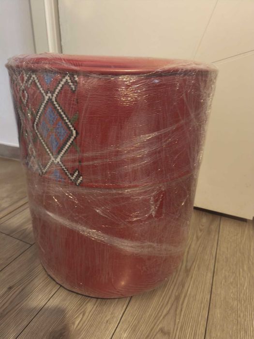 Taburet rosu traditional