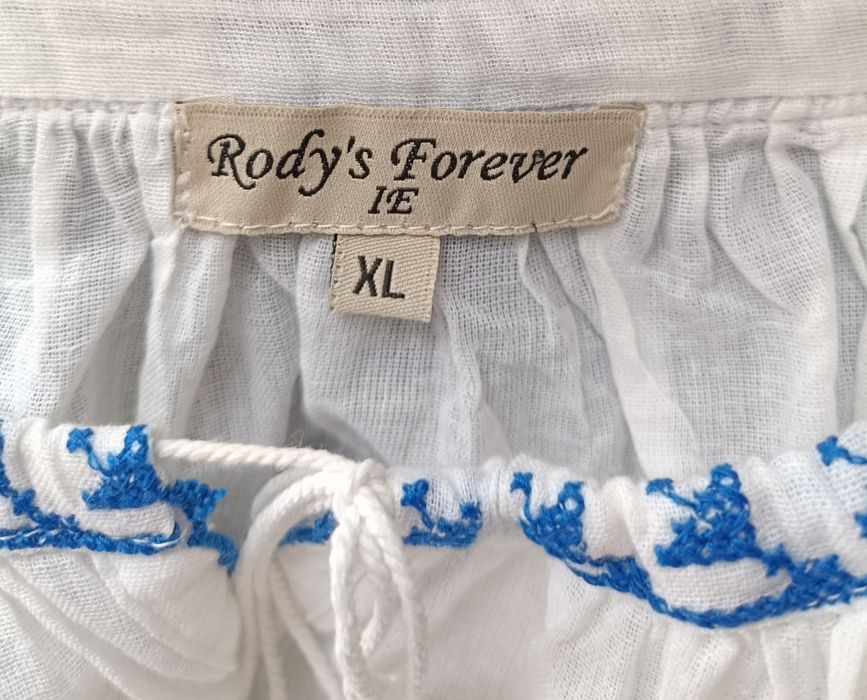 Ie dama tradiționala modernă