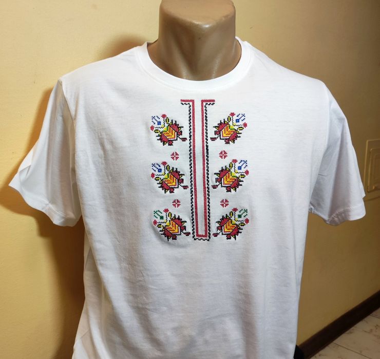 Бродирани мъжки тениски с българска шевица
