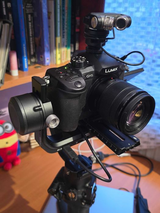 Kit filmare Panasonic GH5 + Panasonic 12-60mm + stabilizator DJI SC2 + microfon Tascam 2m-tx + card 128gb.