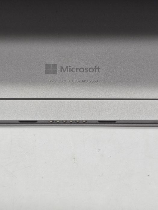 Microsoft Surface Pro  5 cu Intel Core i5-7300U 12,3 inch 8 GB RAM, SSD de 256 GB Platinum